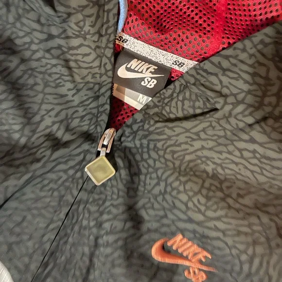 Nike Lightweight Shirt Jacket in Black and Brown - Picture 2 of 2